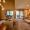 Luxury Home in Orlando with private Hot Tub - 7 Min from Disney Parks - 3 bedrooms and 4 bathrooms!