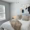 Stay in a new modern townhouse Sleeps 10 - 斯内尔维尔