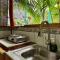 Colibri Ecolodge 3 minutes walk to beach and town