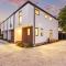 Stylish Rental Merivale - 2BR home - 基督城