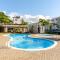Chic Urban Retreat with Pool, Gym, & Free Parking - 圣地亚哥洛斯卡巴