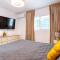 Chic Urban Retreat with Pool, Gym, & Free Parking - 圣地亚哥洛斯卡巴