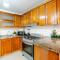 Chic Urban Retreat with Pool, Gym, & Free Parking - 圣地亚哥洛斯卡巴