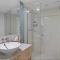 Beautiful 2 Bedroom With Private Rooftop