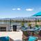 Designer Apt with Jacuzzi, Sky Lounge, Gym Access - Спаркс