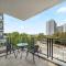Stylish 1-Bed Flat with Pool BBQ & Sauna Access