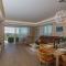 Villa Evelyn in Fažana with 50 m2 pool, jacuzzi, kids playground & sea view only 800 meters from beach - 法扎纳