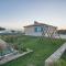 Villa Evelyn in Fažana with 50 m2 pool, jacuzzi, kids playground & sea view only 800 meters from beach - 法扎纳