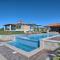 Villa Evelyn in Fažana with 50 m2 pool, jacuzzi, kids playground & sea view only 800 meters from beach - 法扎纳