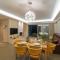 Villa Evelyn in Fažana with 50 m2 pool, jacuzzi, kids playground & sea view only 800 meters from beach - 法扎纳