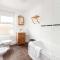 Extended Stays-Parking-Sleeps5-By FabAccommodation - Bristol