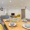 Jollys-Contemporary Beachfront Property, Pet Friendly with Hot Tub