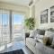 Downtown 2BR Penthouse Suite with Balcony and Direct Skybridge Access - انديانابوليس