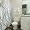 Downtown 2BR Penthouse Suite with Balcony and Direct Skybridge Access - انديانابوليس