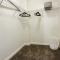 Downtown 2BR Penthouse Suite with Balcony and Direct Skybridge Access - انديانابوليس