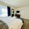 Downtown 2BR Penthouse Suite with Balcony and Direct Skybridge Access - انديانابوليس
