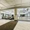 Downtown 2BR Penthouse Suite with Balcony and Direct Skybridge Access - انديانابوليس