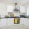 Contractor Haven, 6 bed house, sleeps 14 Parking x 2 WIFI Smart TV Central location - Goodmayes
