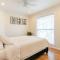Luxury 2BD Oceanfront Condo plus Private Parking, 2 Minute Walk to the Beach!