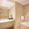 Ferrari World & Seaworld - Luxe 2bhk Canal View - Yas Island