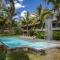 Sunbathed Three Bedroom Apt - Large Pool & Garden - Tamarin