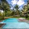 Sunbathed Three Bedroom Apt - Large Pool & Garden - Tamarin