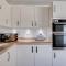 Stunning Detached House with Driveway Parking, Office Room, Self-Check-In, Fast WiFi and Smart TV with Sky and Netflix by Yoko Property - 米尔顿凯恩斯
