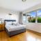 Serene 2BR Home in Meadowbank w Balcony & Parking - Auckland