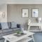Modern 1-Bed City Apartment Pool, Gym & Sauna