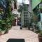 THE MANSION - BACKPACKERS Near AIRPORT