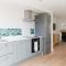 Mariners: Stylish Beachside Getaway with Sea Views - East Wittering