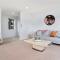Spacious home on landing drive - 陶朗加