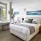 Palm Cove Beachside Apartments - Sea and Mountain Views