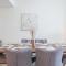 1 Bedroom Apartment with a City View and Sleeps 4 - Dubaj