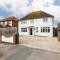 Bright & Modern 4 br House 100 metres from Beach