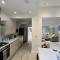 3BR 1BA Liverpool Home Sleeps 8 w DrivewayParking - Roby
