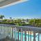 Charming Waterfront Home Walk to Beach with Pool - Форт-Лодердейл