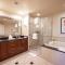 No Resort Fee Strip View Suite+ Free Valet + Pool - Las Vegas