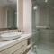 Grand Prix Luxury 2B Lakeside Apartment with CarPark, Pool & Sauna