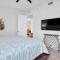 Latitude Adjustment Penthouse by Coastal Chic - برادنتون
