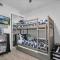 Latitude Adjustment Penthouse by Coastal Chic - برادنتون