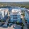 Latitude Adjustment Penthouse by Coastal Chic - برادنتون