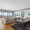 Spacious Luxe 2Bd with Harbour Views and Parking - Auckland