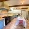 84B3 - Freesia suite in 18th century Provencal farmhouse - Althen-des-Paluds