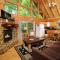 1 bedroom log cabin with hot tub, pool table, great location! - 赛维尔维尔