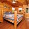 Cute 1 bedroom sleeps 6 with hot tub, pool table, located in between Gatlinburg and Pigeon Forge! - Sevierville