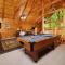 Cute 1 bedroom sleeps 6 with hot tub, pool table, located in between Gatlinburg and Pigeon Forge! - Sevierville