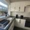 Contractor Friendly Spacious 3 Bed with Private Parking and Free WiFi - Leeds
