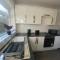 Contractor Friendly Spacious 3 Bed with Private Parking and Free WiFi - Leeds
