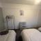 Contractor Friendly Spacious 3 Bed with Private Parking and Free WiFi - Leeds